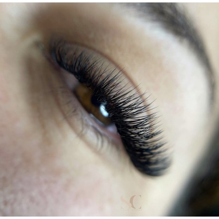 Pose d’extensions de cils volume russe en soie avec effet dense et structuré