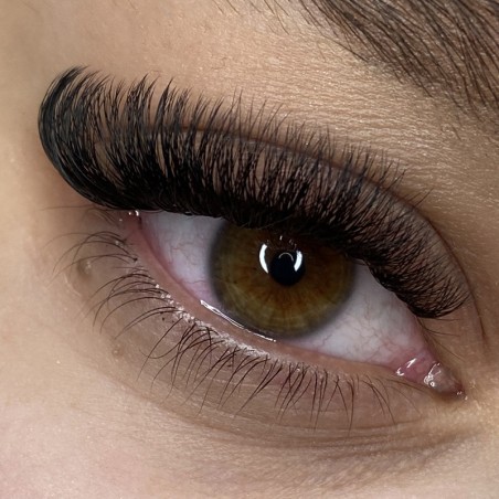 Résultat porté et Effet volume intense et regard profond grâce aux cils en soie Black Lashes
