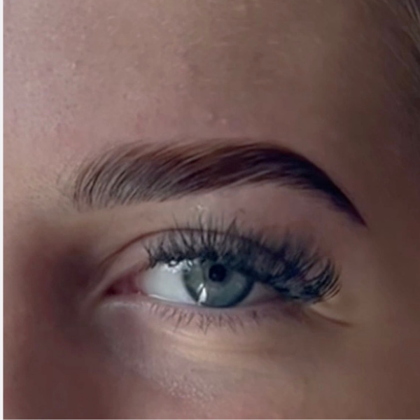 Brow Lift StoreLashes : Étapes de la prestation et produits utilisés Dans cet article, déc