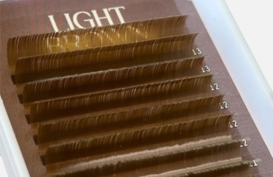 Les cils marrons, une tendance.