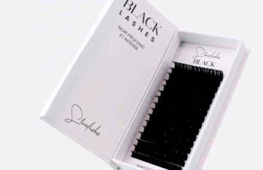 La Tendance Ultra-Noire qui Réinvente le Regard :  Collection "Black Lashes"